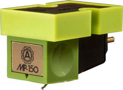 Pickup for platespiller Nagaoka MP-150 i lysegrønn plast med gullfarget metallfront med gravering, synlig stift under kroppen, sett fra høyre forfra