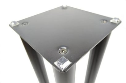 Højttaler-fod fra Atacama Audio SLX500 i sort, tæt optagelse af et hjørne ovenfra med fastskruet metalbeslag