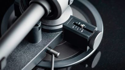 Gramofon Music Hall MMF-Mark 1 černý. Detailní záběr na raménko s přenoskou a protizávažím. Pohled z boku