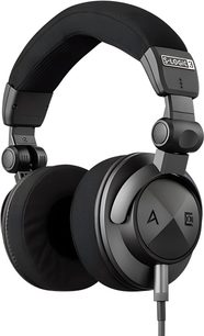 Sluchátka Astell&Kern Virtuoso v černé barvě s kombinací plastu a kovových prvků, uzavřená konstrukce, tlusté oboustranné náušníky, polstrovaný oblouk, kabel vycházející ze spodní části pravého sluchátka, pohled z pravého předního tříčtvrtečního úhlu