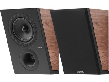 Elipson Prestige Facet II 6ATM Dolby Atmos skaļruņu pāris, riekstkoka koka korpuss ar riekstkoka apdari un matēti melnu slīpu priekšpusi, kreisajā vienībā redzams skaļrunis un viļņu vadītājs, kamēr otrai ir melna tekstila režģis, skats no trīs ceturtdaļām priekšpuses