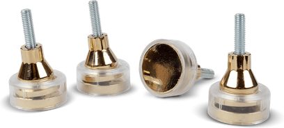 Quatro pés de apoio SoundCare SuperSpike HE em latão dourado com pontas de aço, vistos de frente em fundo branco