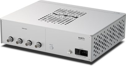 Еталонний аудіотактовий генератор Matrix Audio SC-1, сріблястий, 4 виходи BNC, перфорований алюмінієвий корпус, вид у три чверті