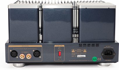 Cayin HA-6A hovedtelefonforforstærker i sort metal, bagfra med tre rektangulære lakerede dæksler, XLR- og RCA-stik, rød røgvælger, ventilationsåbninger og netstik