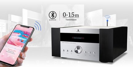 Sølv Tone Winner stereo Bluetooth-forstærker med aluminiumsfront, parret med en smartphone, der afspiller musik