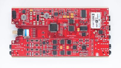 Circuito stampato rosso del convertitore audio portatile iFi Audio iDSD GR 2, visto dall'alto