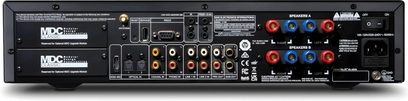 NAD C389 sort integreret stereoforstærker, set bagfra med komplet audiotilslutning, HDMI ARC, phono og højttalerterminaler