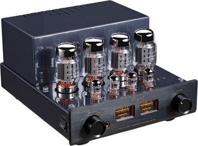 Integrovaný stereo lampový zesilovač Cayin Jazz 80 KT88 v černé barvě, pohled z pravého předního tříčtvrtečního úhlu na kovový kartáčovaný rám, s osmi chromovanými elektronkami na horní desce, dvěma oranžovými VU metry a dvěma velkými černými válcovými knoflíky na předním panelu