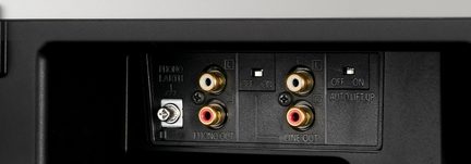 Заден панел на грамофон с RCA клеми за phono out и line out, заземителна клема и превключватели за настройки