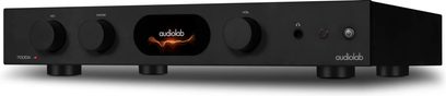 Audiolab 7000A must hi-fi integreeritud stereovõimendi, musta värvi ristkülikukujulise esipaneeliga, 4 ümmarguse nupu, keskmise ekraani ja 4 silindrilise jalaga