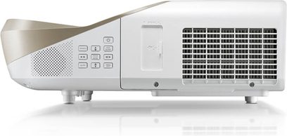 Benq W1600UST hvid videoprojektør, set forfra, ventilationsgitter, kontrolpanel med knapper, linse forskudt mod højre