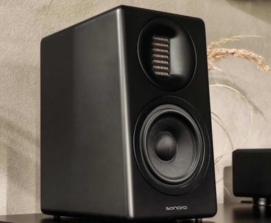Cassa acustica Sonoro nera, cabinet opaco con woofer circolare e tweeter a nastro verticale in primo piano