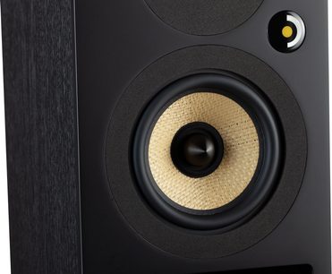 Davis Acoustics Krypton 3 must riiulikõlar, tehniline must, lähivaade, keskmine kõlar beežist punutud kiust, must äär.
