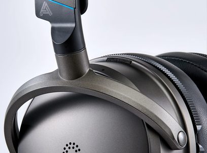 Audeze Maxwell 2 gamingheadset til PlayStation i metallisk grå, close‑up af alu-bøjle og sorte ørepuder i kunstlæder