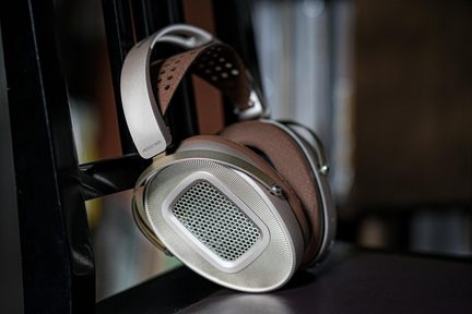 HiFiMAN HE1000-hörlurar i silver och brunt, ovala öronkåpor med metallgaller, vy i trekvartsprofil