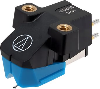 Платинен грамофонен дози Audio Technica AT-VM95C в черно и синьо, изглед отпред и под 3/4 ъгъл отзад, с диамант и конектори