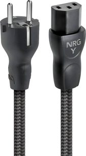 Schuko-stik og IEC C13-stik på en sort strømkabel med fletning, mærket 'NRG Y', set forfra