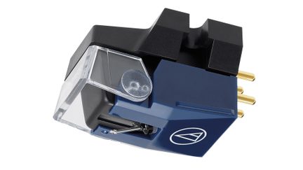Sort og blå plastiklydkassette med gennemsigtigt låg, hvidt logo og 4 synlige guldbelagte stik bagpå
