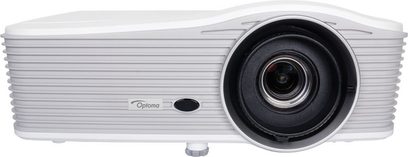 Optoma EH515 hvid videoprojektor, set forfra, sort linse i midten, sidehulninger til ventilation