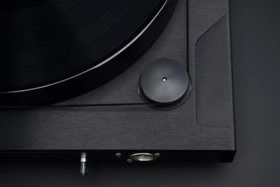 Siyah Cyrus TTP vinil plak çalar, okuma kolu, kapsül ve dönen plak ile 3/4 arka yakın çekim görüntüsü