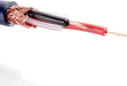 Kabel pro subwoofer Inakustik Connect 212 Sub-Mono 2 m v detailním záběru, vnější plášť v matné modré barvě, stínění z měděného opletení a tři vnitřní izolované vodiče v červené, černé a průhledné barvě