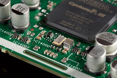 Grønt kretskort med elektroniske komponenter fra Technics SU-R1000E-K hi-fi stereoanlegget, nærbilde