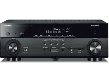 Yamaha RX-A550 juodas namų kino stiprintuvas, priekinis skydelis, mėlynas ekranas, mygtukai, ratukai, perforuotas metalinis tinklelis