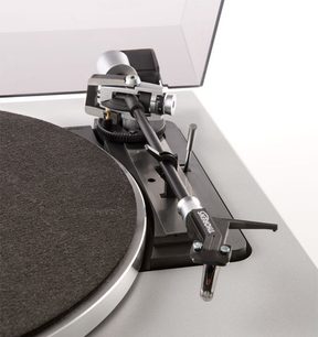 Gramofon Thorens TD 190-2 w kolorze srebrnym, widok z boku, ramię z wkładką i przeciwwagą, matowa czarna taca