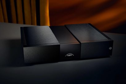 Wzmacniacz mocy hi-fi Naim NAP 250 czarny, widok perspektywiczny z przodu, pokrywa zamknięta, białe logo
