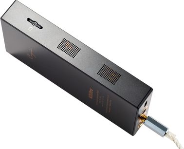 Lettore audiofilo Cayin N3 Ultra nero in alluminio spazzolato, vista prospettica a tre quarti, con griglie di ventilazione superiori, slot microSD laterale e uscita cuffie dorata con cavo collegato