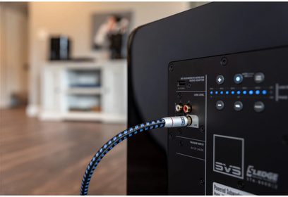 Kabel til subwoofer SoundPath Subwoofer 5m tilsluttet LFE-indgangen på en sort subwoofer