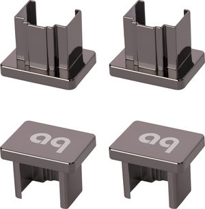 Grå metalfarvede Audioquest RJ45-støjdæmpningspropper, sæt med 4 kvadratiske endestykker med aq-logo, set ovenfra i let skrå vinkel