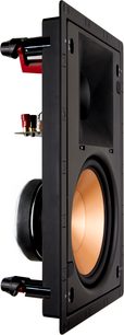 Schwarzer Klipsch PRO-180-RPW Wandeinbaulautsprecher, Seitenansicht, mit kupferfarbenem Lautsprecher und roten Befestigungen