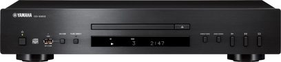 CD-програвач Yamaha CD-S303 чорний, вигляд спереду, матова чорна передня панель з дисплеєм, кнопками та лотком для CD, 2 круглі ніжки