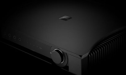 Ampli hi-fi stéréo Rega Aethos Noir, vue de face en légère plongée, façade avec bouton rotatif et prise casque