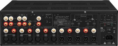 Emotiva XSP-1 stereoforforstærker set forfra, sort frontpanel med mange stik, knapper og lysende indikatorer