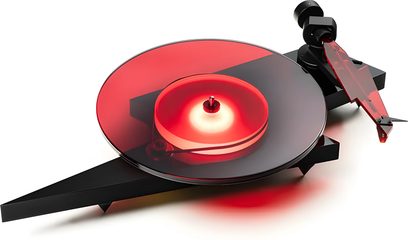Piiratud väljaandega hi-fi vinüülplaadimängija AC/DC, läbipaistva punase ümmarguse plaadialuse, välgunoolena kujundatud helipea varre ja musta alusega