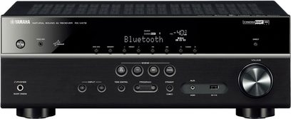 Yamaha RX-V479 sort home cinema-forstærker, set forfra, blåt display, sølvfarvede knapper og drejeknapper, hovedtelefonstik til venstre