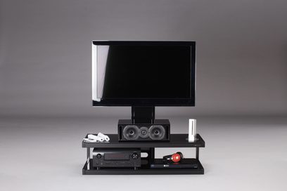 Sort TV-møbel med fladskærm, højttalere, Blu-ray-afspiller og tilbehør på to niveauer, set forfra