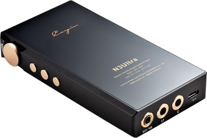 Lettore audiofilo Cayin N3 Ultra rettangolare in alluminio nero opaco, rotella zigrinata e pulsanti dorati sul lato, scritte dorate sulla parte superiore, tre uscite audio e porta USB-C sul bordo anteriore, vista a tre quarti