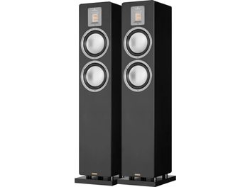 Paire d’enceintes colonne AudioVector QR3 SE noir, coffret en bois noir mat, deux haut-parleurs médium-grave gris argent et tweeter ruban doré alignés verticalement sur la face avant, vue de face légèrement de biais