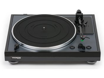 Läikivmust Thorens TD 102 A vinüülmängija ülvaatest, must tallerkann, hõbedane tonaari, mustad nupud ja jalad