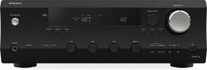 Stereo Hi-Fi zesilovač Onkyo DTM-7.4, pohled zepředu, černý kryt, stříbrný ovladač hlasitosti, digitální displej, několik kruhových ovládacích prvků
