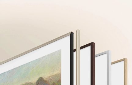 Verwisselbare lijsten voor flatscreen-tv, slanke profielen in zwart, wit, walnoot en licht hout in zijaanzicht