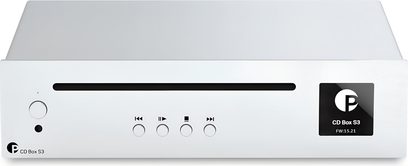 Lecteur CD haute-fidélité Pro-Ject CD Box S3 argent en façade métallique, vue de face, avec fente d’insertion horizontale noire, écran carré à droite, gros bouton circulaire à gauche, quatre petits boutons ronds de contrôle centrés et petit port circulaire inférieur