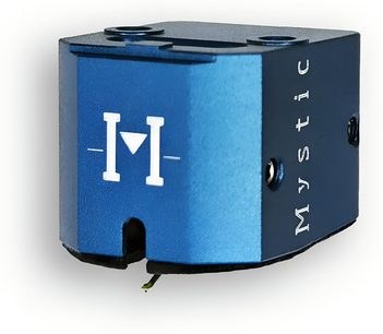 Vertere Acoustics Pack DGX Mystic II sort pickup i blå anodiseret aluminium, set fra venstre forfra i trekvart vinkel, kompakt kubisk krop med hvidt stiliseret M-logo på fronten, Mystic-tekst i hvide bogstaver på siden og synlige monteringsskruer