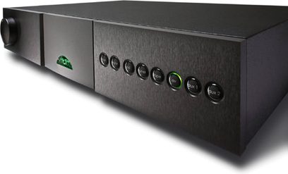 Frontvue af Naim Audio Nac 202 stereo-forforstærker, sort kabinet med 7 knapper og grønne indikatorlys til højre