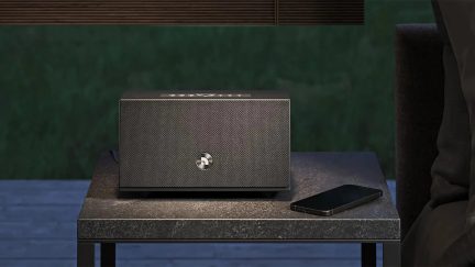 Musta, suorakulmainen langaton Audio Pro -kaiutin, jossa on harmaa etusäleikkö ja säätimet päällä