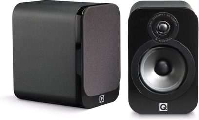 To Q Acoustics 3020 højttalere i sort kunstlæder, et frontbillede og et sidebillede, med en kompakt rektangulær form