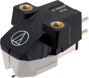Audio Technica AT-VM95SP siyah pikap iğnesi, üstten ve yandan görünüm, beyaz logo, arka kısımda altın renkli konnektörler